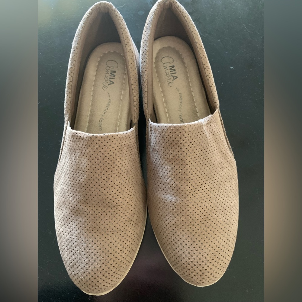 Mia  Amore slip on shoes. Size 8